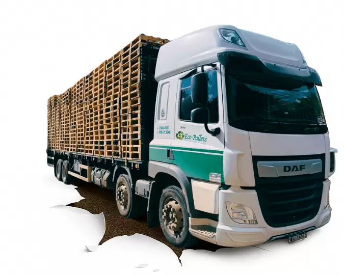 Caminhão Eco Pallets com carga de pallets